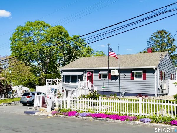 14 Holly Hill, Montville, CT 06382