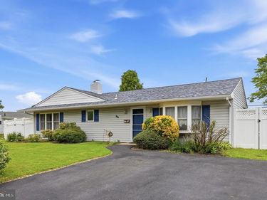 442 LAKESIDE DRIVE, LEVITTOWN, PA 19054