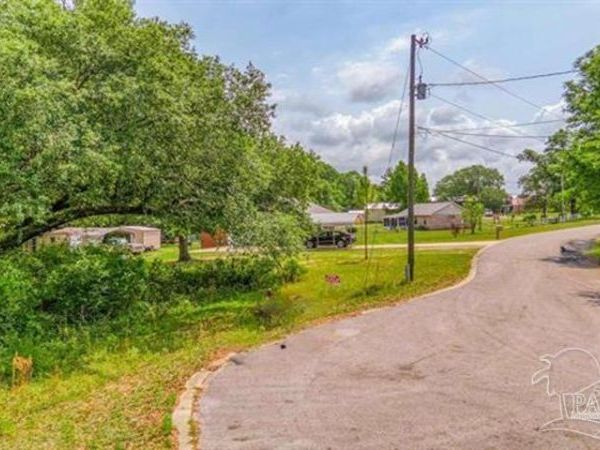 5600 Jamesville Ln, Pensacola, FL 32526
