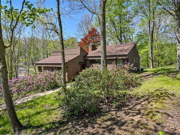 5435 Beechnut Dr , Gibsonia, PA 15044