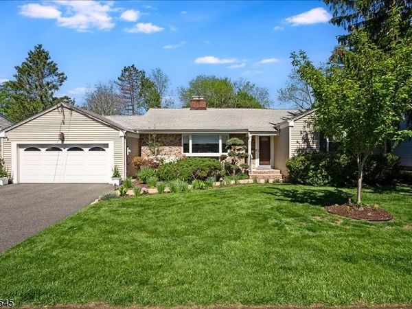 16 Brook Dr North, Morris Plains, NJ 07950