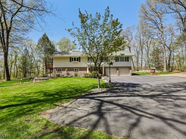 500 Maxim Dr, Hopatcong, NJ 07821