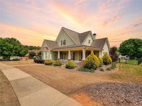 125 Hawthorn Way , Hoschton, GA 30548
