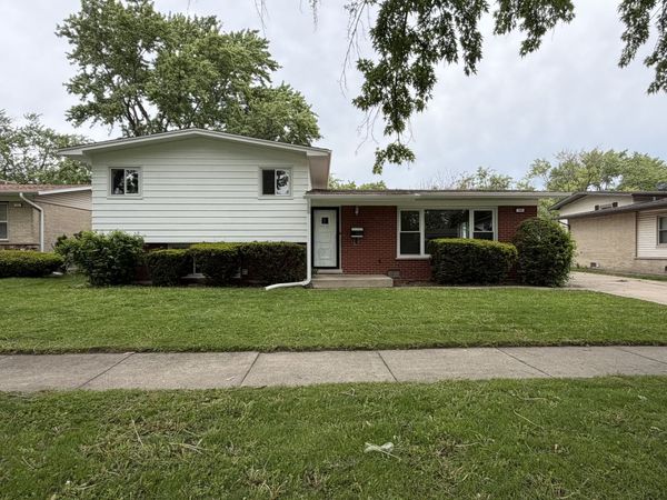 705 W Fitzhenry Court , Glenwood, IL 60425