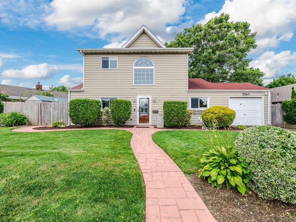 2860 W Sunnybrook Drive, Oceanside, NY 11572