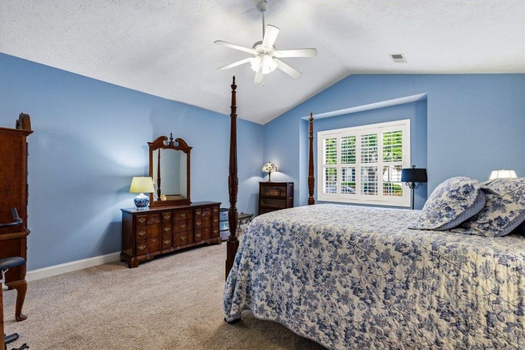 208 Greenwich Dr.  Photo 12