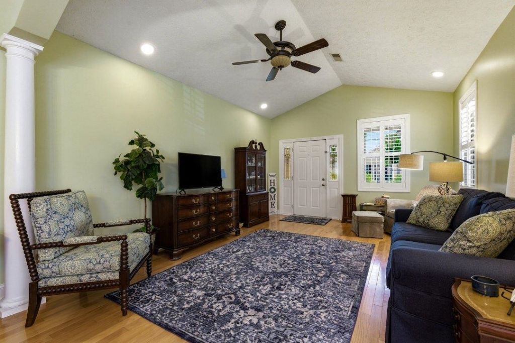 208 Greenwich Dr.  Photo 4