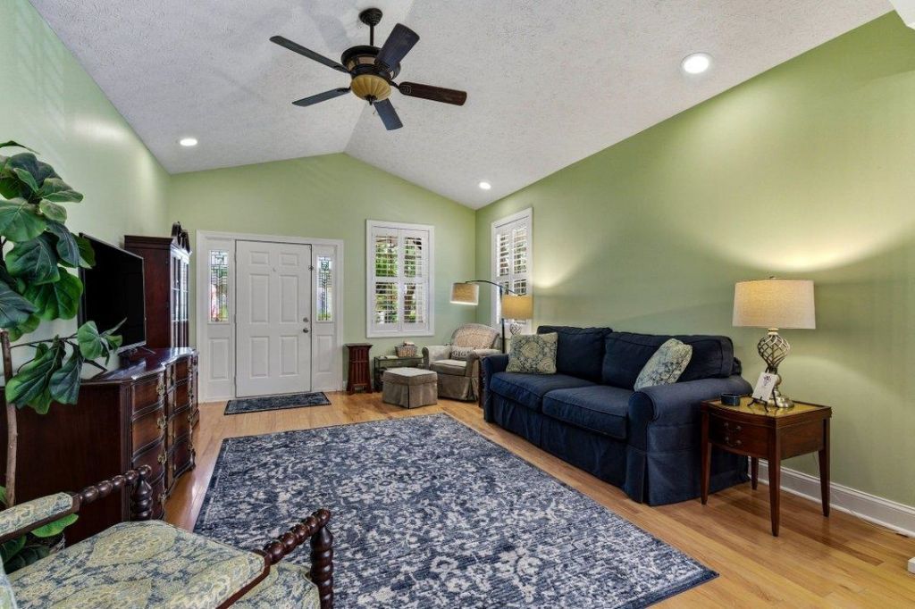 208 Greenwich Dr.  Photo 5
