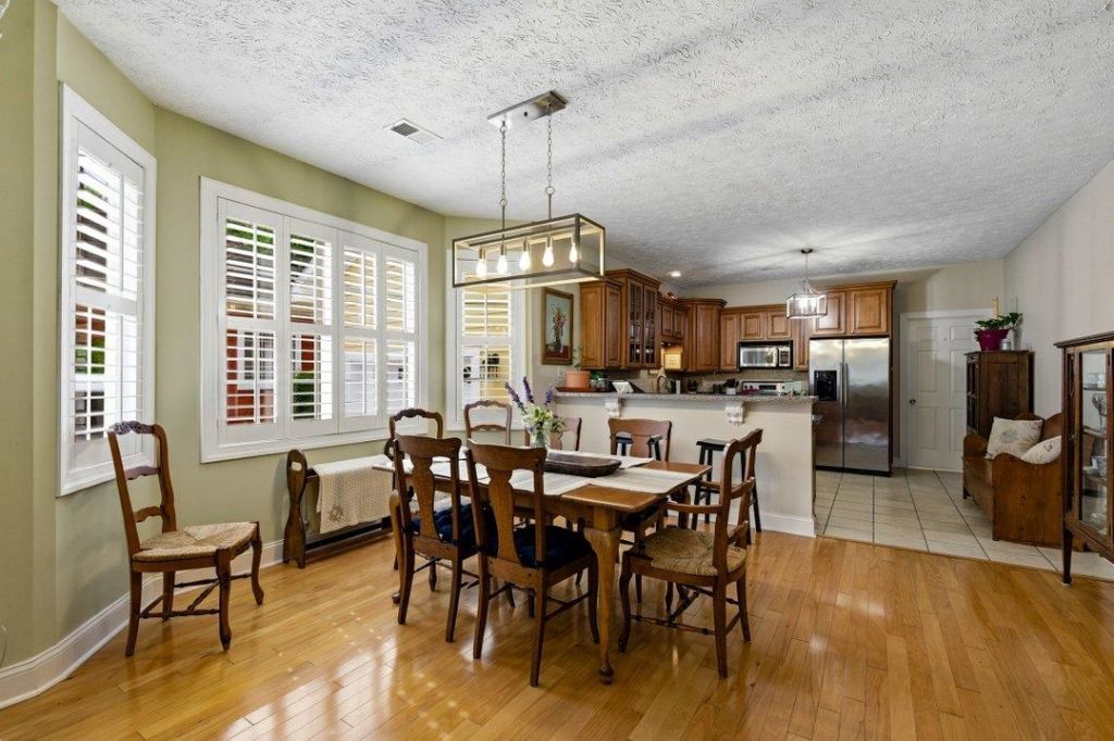 208 Greenwich Dr.  Photo 6