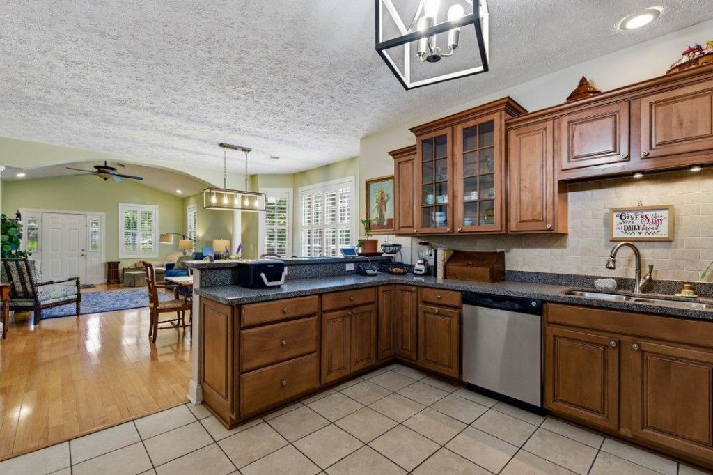 208 Greenwich Dr.  Photo 9