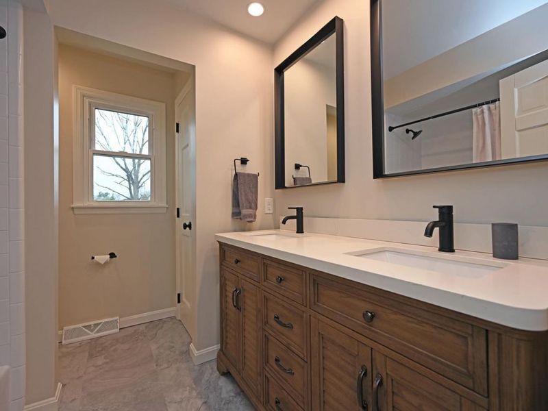 8365 Squirrelridge Drive, Sycamore Township, OH 45243 Photo 24