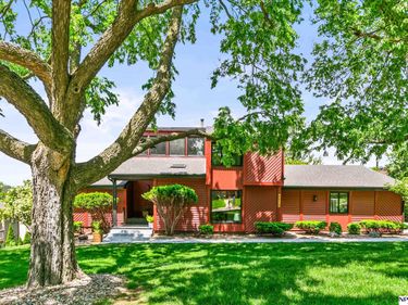 8514 Douglas Street , Omaha, NE 68114