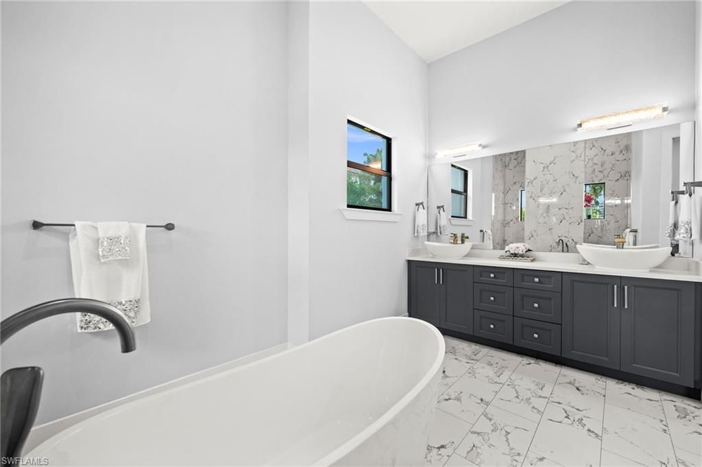 388 Pine Ave, Naples, FL 34108 Photo