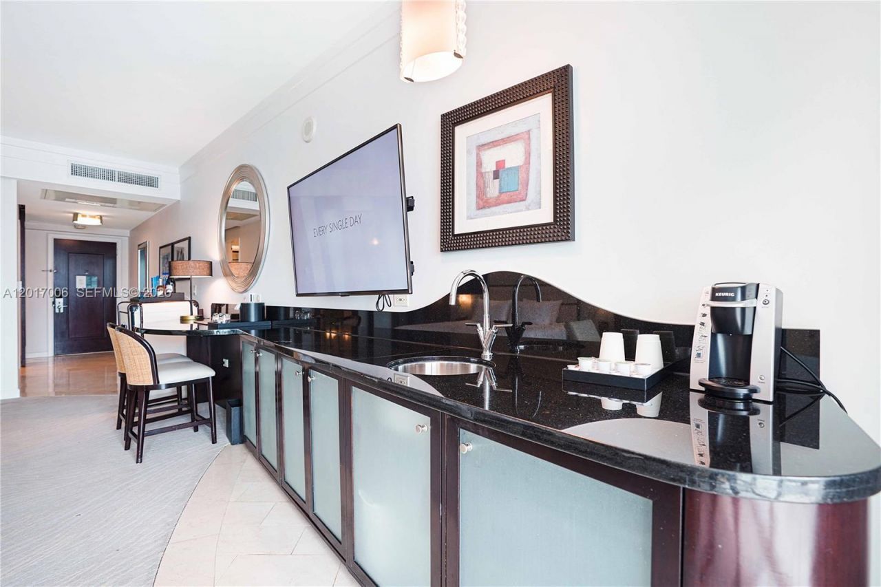 4391 Collins Ave, Unit 916, Miami Beach, FL 33140 Photo