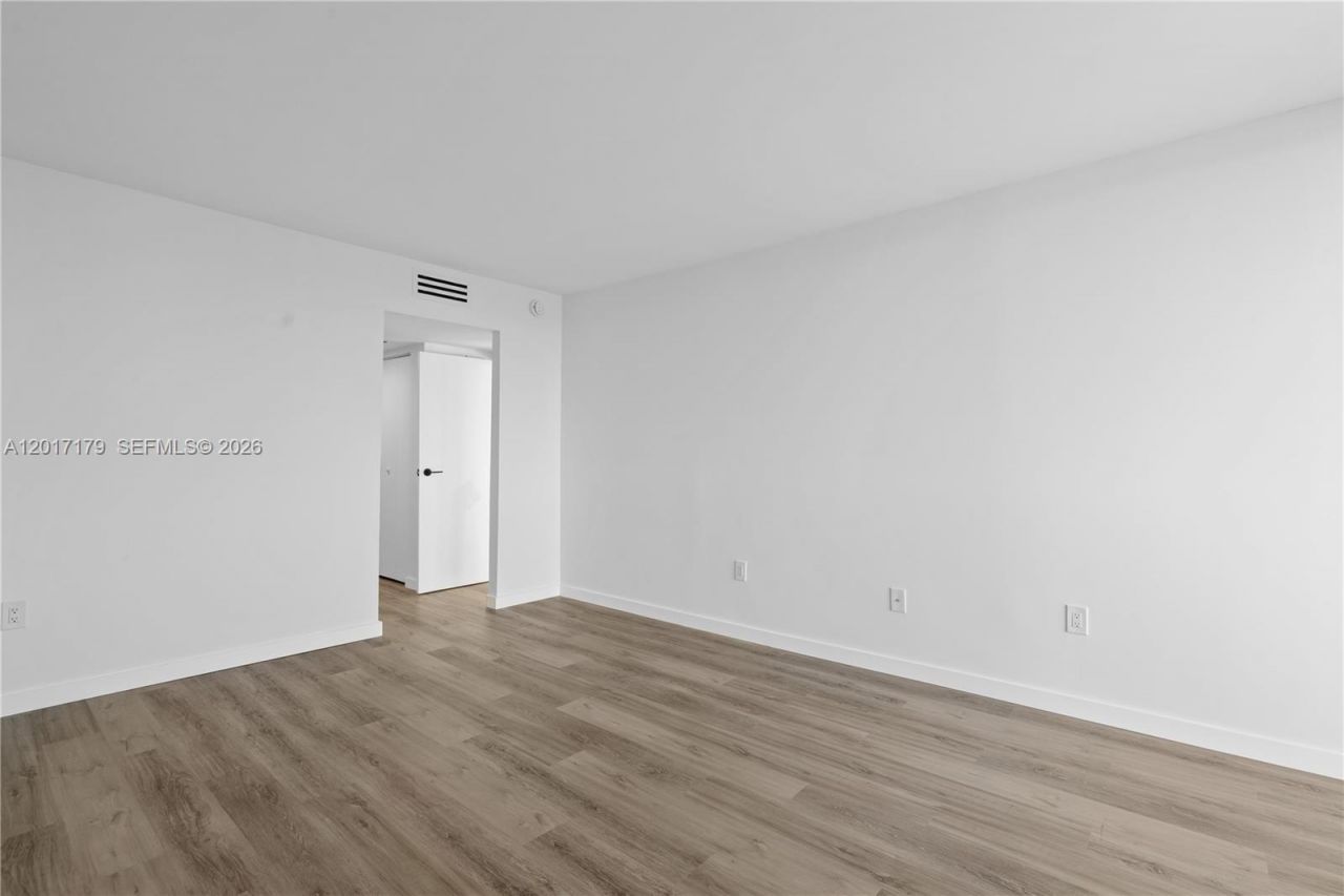 3675 N Country Club Dr , Unit 1906, Aventura, FL 33180 Photo