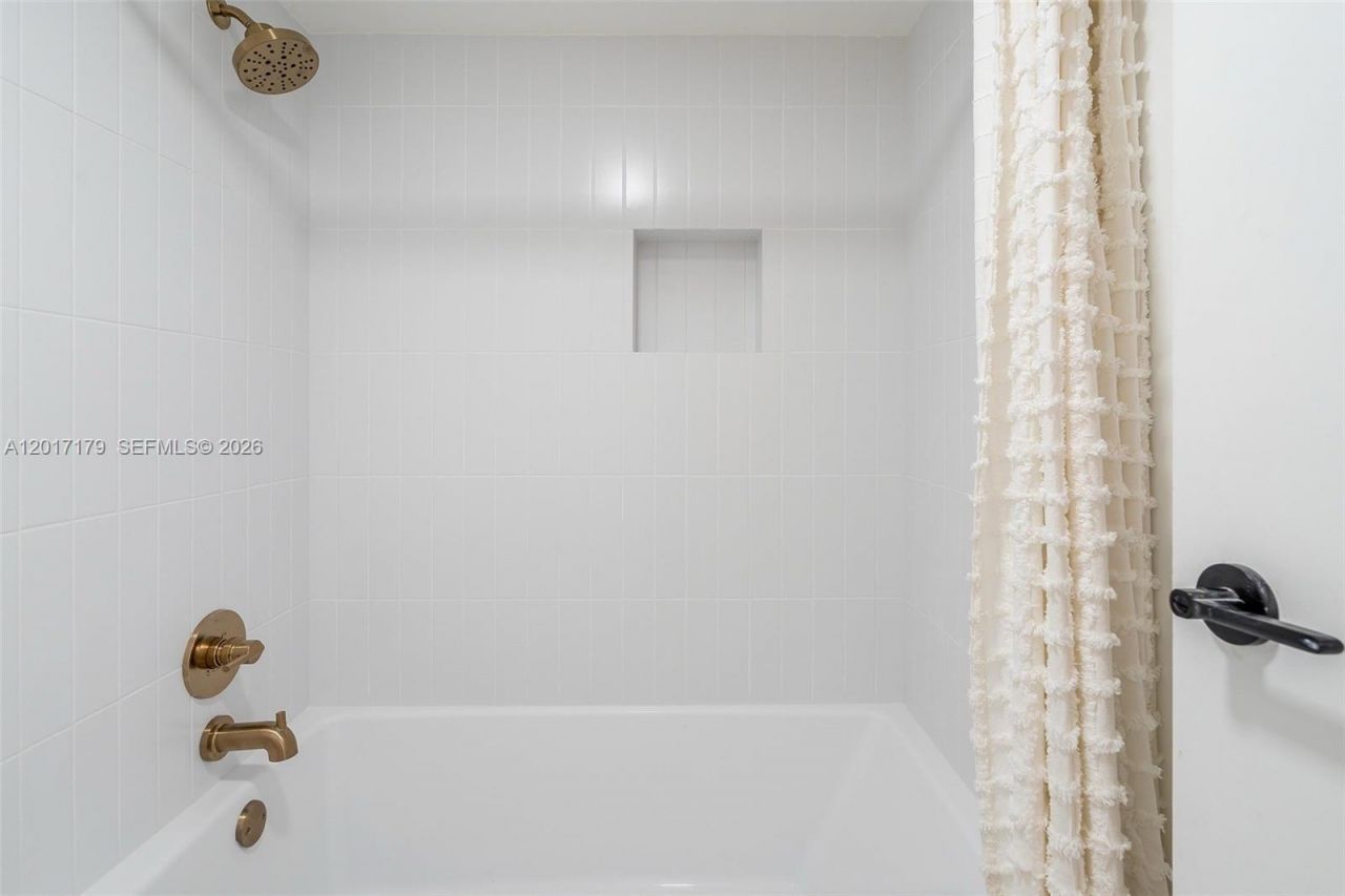 3675 N Country Club Dr , Unit 1906, Aventura, FL 33180 Photo