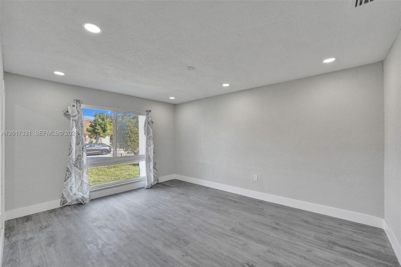 8400 NW 7th St , Pembroke Pines, FL 33024 Photo