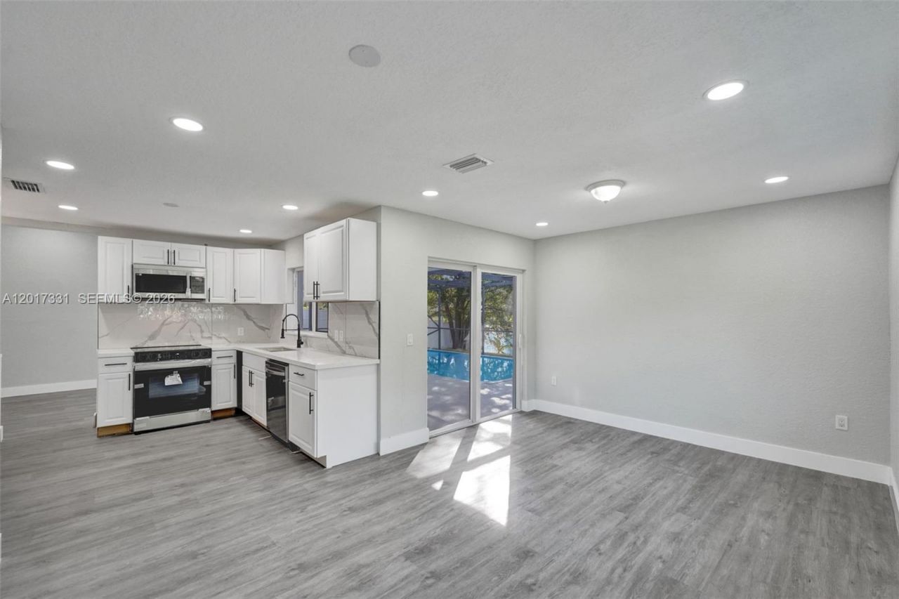 8400 NW 7th St , Pembroke Pines, FL 33024 Photo