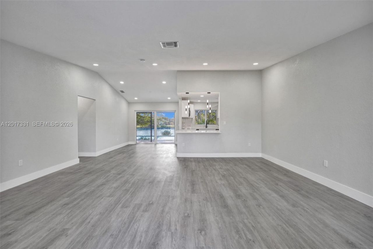 8400 NW 7th St , Pembroke Pines, FL 33024 Photo