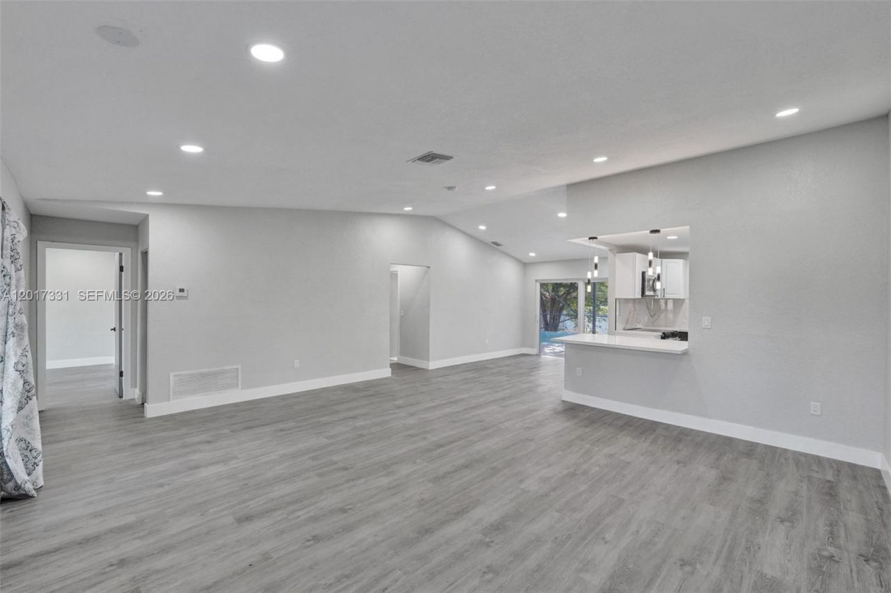 8400 NW 7th St , Pembroke Pines, FL 33024 Photo