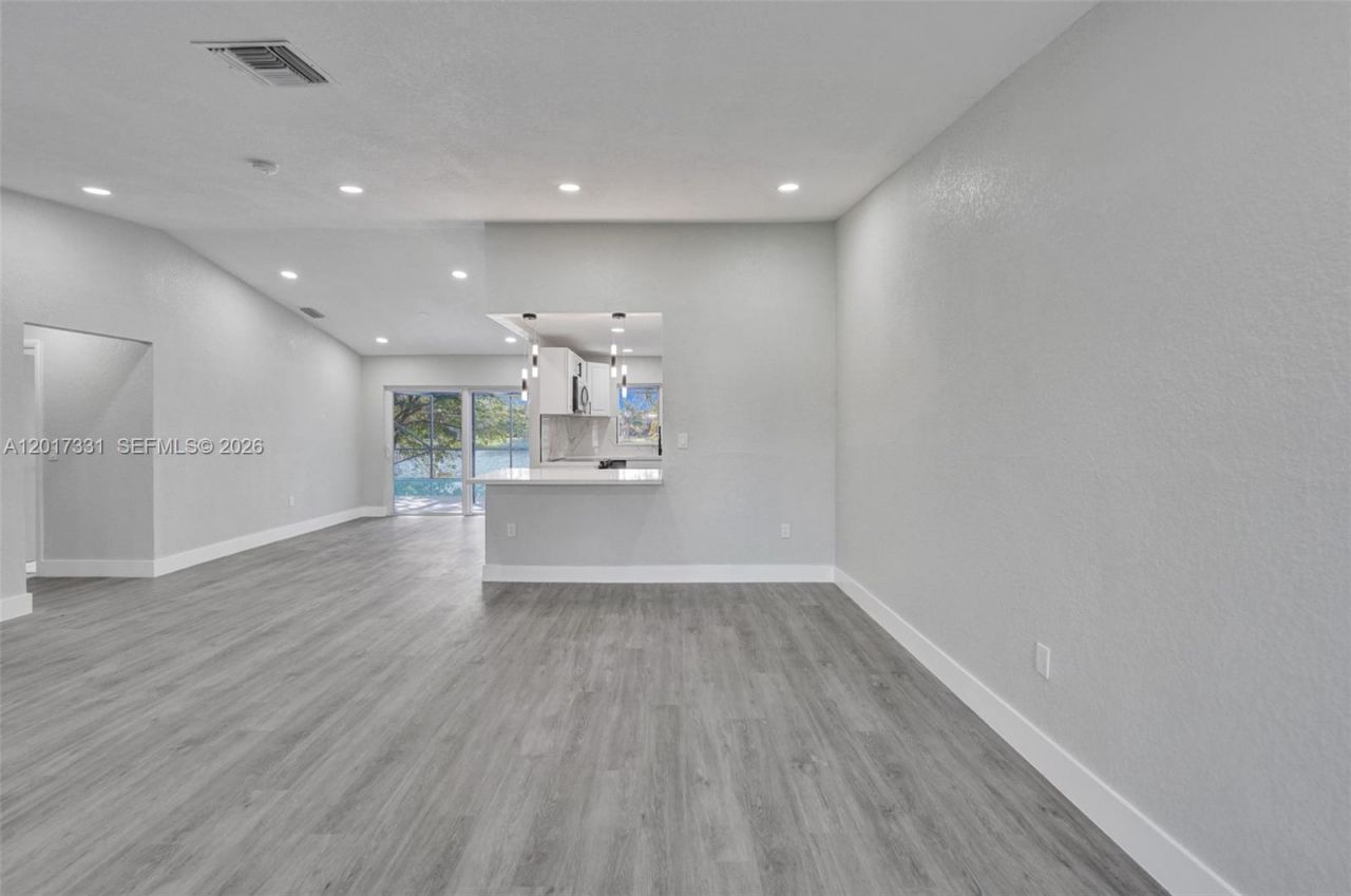 8400 NW 7th St , Pembroke Pines, FL 33024 Photo