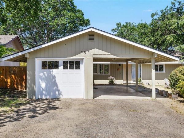 795 Twin Pines Circle, Ashland, OR 97520