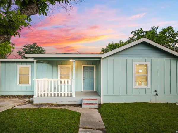 559 W Nacogdoches St, New Braunfels, TX 78130