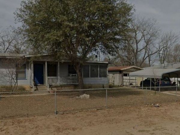 102 WATCO LN, La Vernia, TX 78121
