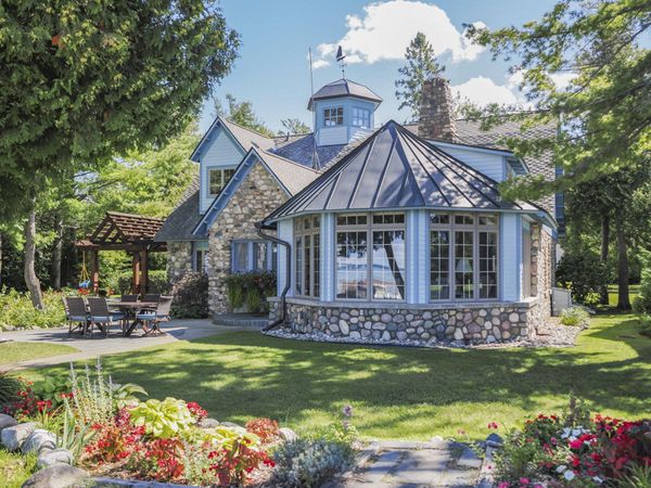 812 Lakeside Drive, Mackinaw City, MI 49701