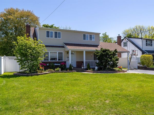 31 Jean Drive , North Babylon, NY 11703