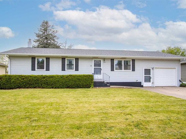 1505 N 6th Ave, Washington, IA 52353