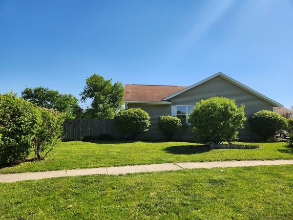 1203 Ridgewood Road , Mahomet, IL 61853