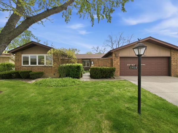 2453 Seville Circle , Northbrook, IL 60062