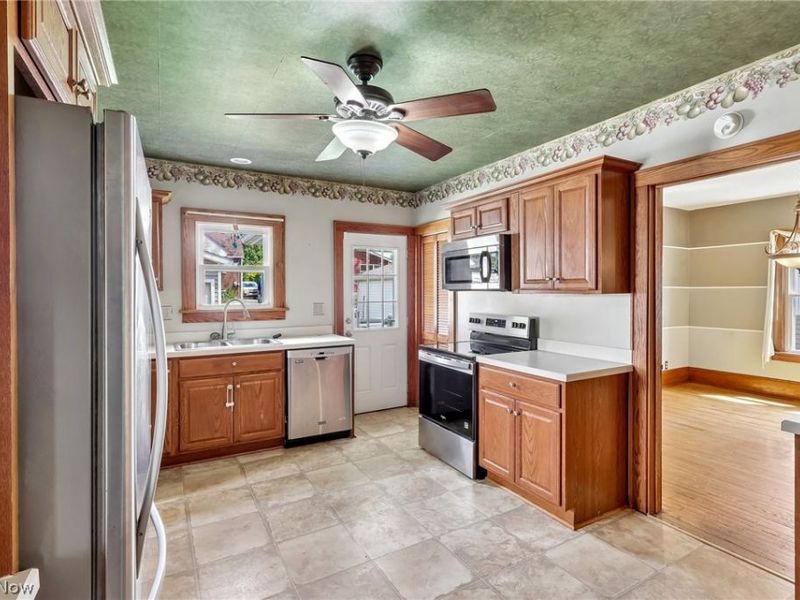 403 E Baird Avenue, Barberton, OH 44203 Photo 4