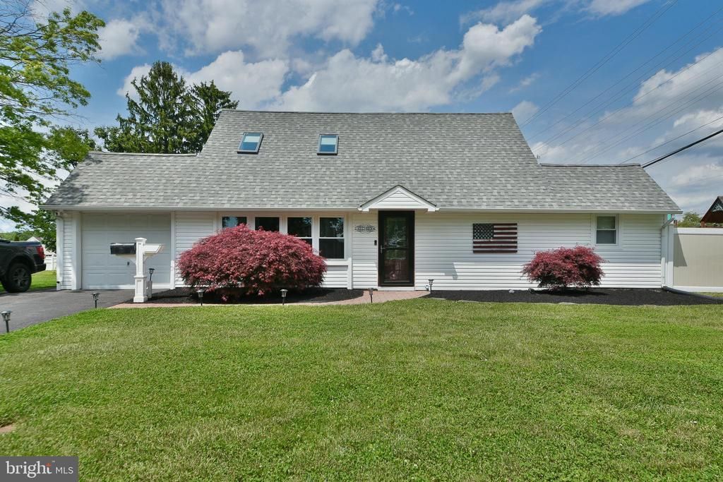 2 JOLLYBROOK ROAD, LEVITTOWN, PA 19056