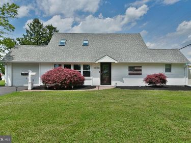 2 JOLLYBROOK ROAD, LEVITTOWN, PA 19056
