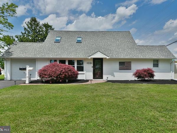 2 JOLLYBROOK ROAD, LEVITTOWN, PA 19056