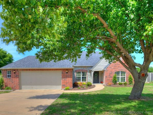 8512 N 100th East Avenue , Owasso, OK 74055