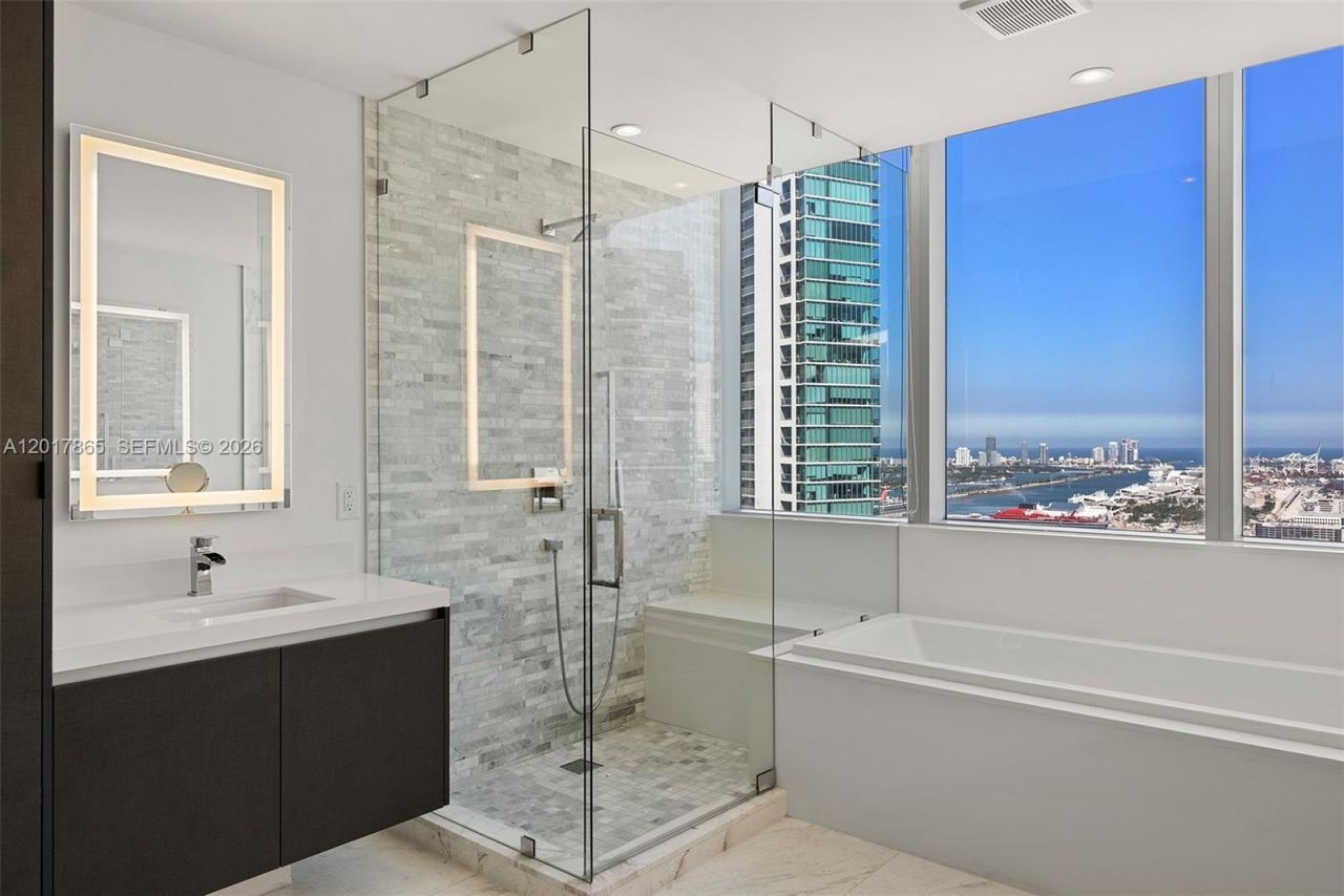 851 NE 1st Ave , Unit 3711, Miami, FL 33132 Photo