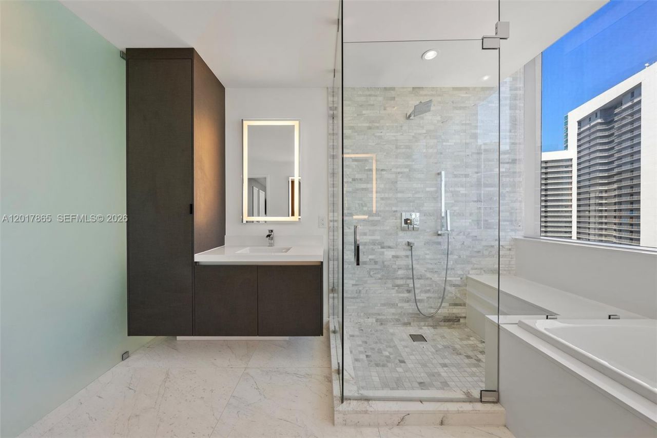 851 NE 1st Ave , Unit 3711, Miami, FL 33132 Photo