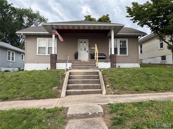 2702 Hubbard Street , Hannibal, MO 63401