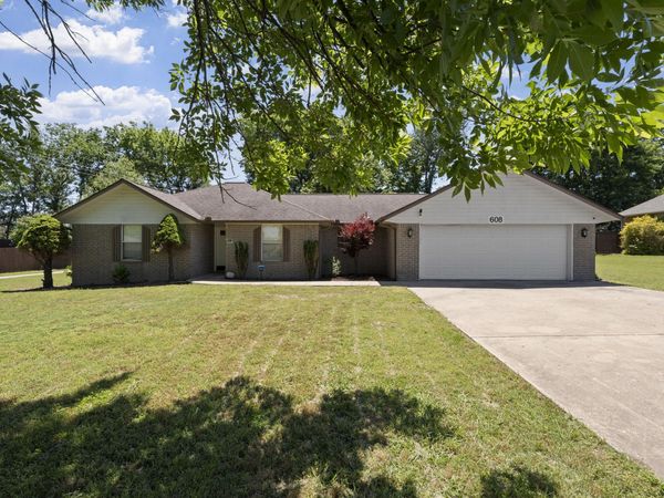 608 E 10th Street , Grove, OK 74344