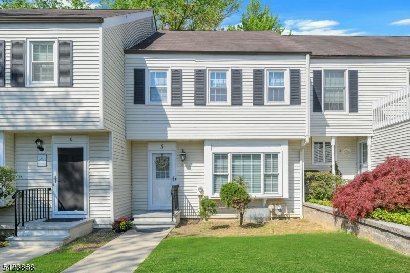8 Pembroke Dr, Mendham, NJ 07945 Main Photo