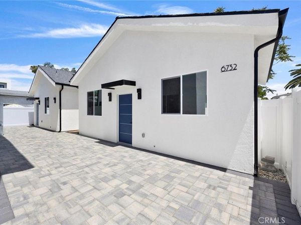 6732 Gentry Avenue, North Hollywood, CA 91606