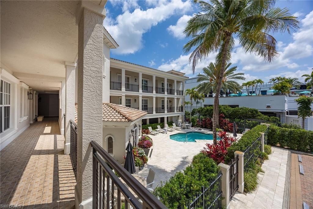 411 6th St S, Unit 202, Naples, FL 34102 Photo