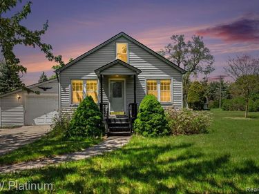 47611 Burton Drive, Shelby Twp, MI 48317