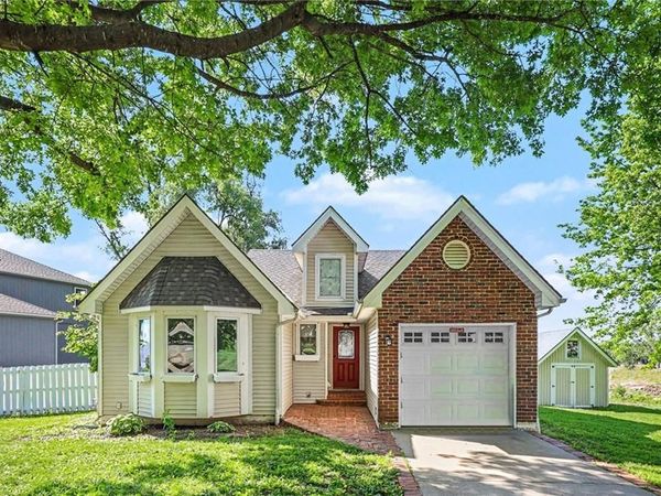 105 Sixth Street, Smithville, MO 64089