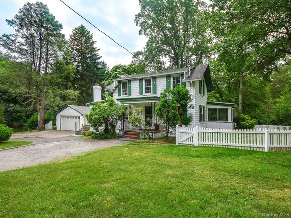 23 Pinetree Lane, Old Westbury, NY 11568