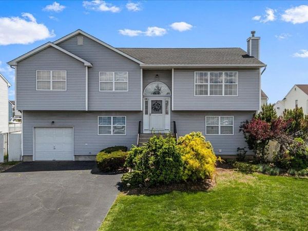 103 Clifton Court, Farmingdale, NY 11735