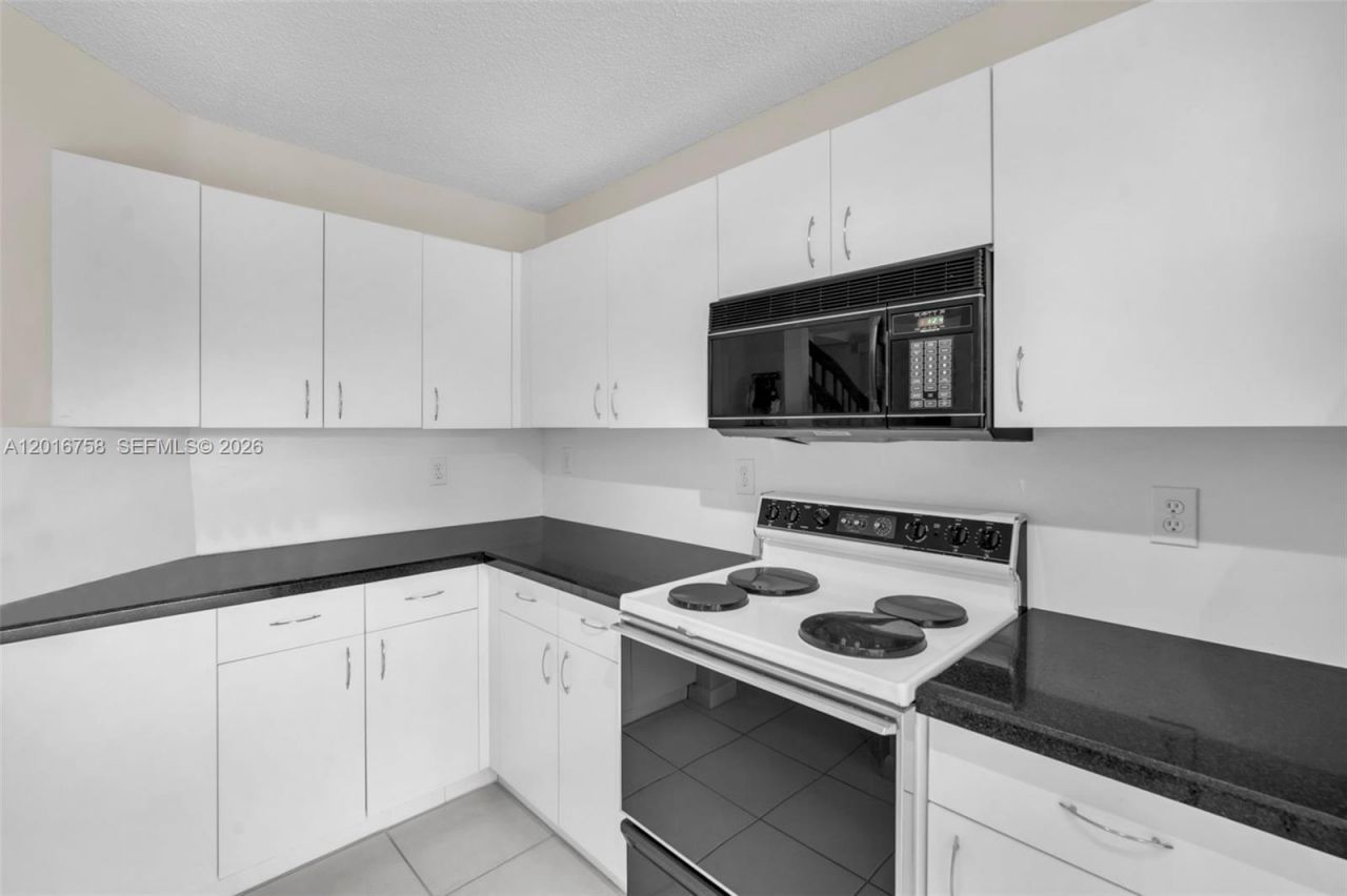 15825 SW 3rd Ct, Unit 204, Pembroke Pines, FL 33027 Photo